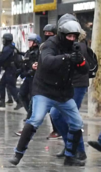 P1120612_This_gendarme_has_a_lethal_weopon_pointed_at_me_2.jpg